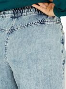 Брюки джинсовые с поясом на резинке - фото 6